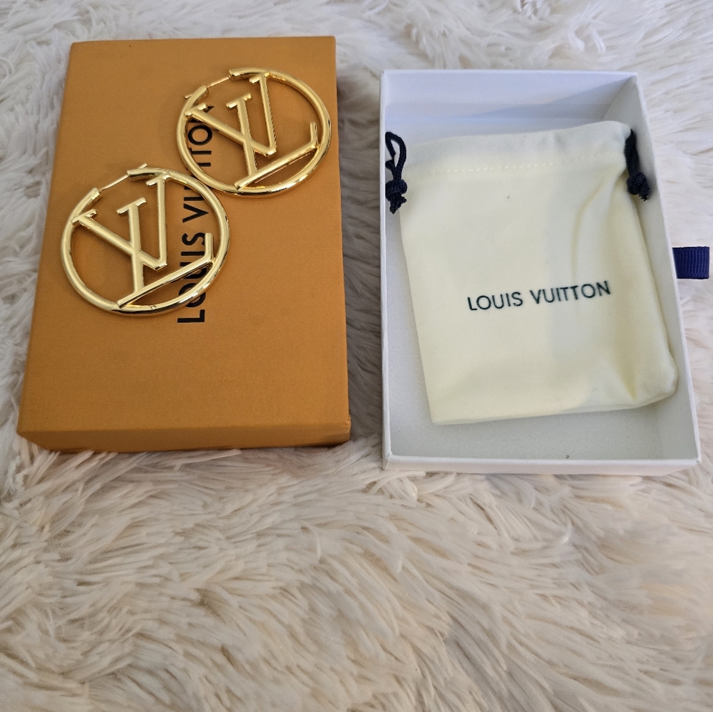 Gold Fashion Logo Hoop Pierced Earrings 2 sizes - Picture 15 of 15